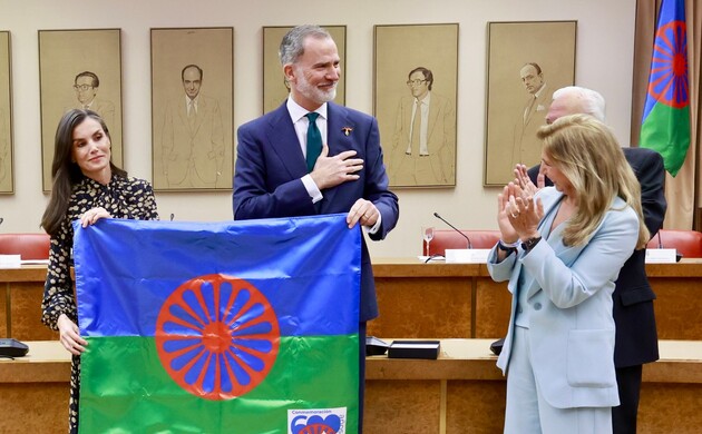 Entrega a Sus Majestades los Reyes de una bandera del Pueblo Gitano con el logotipo de la celebración del 600 aniversario 